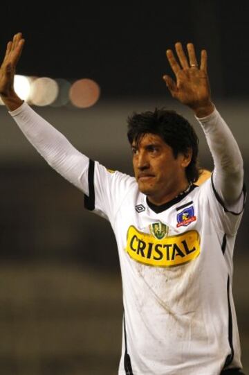 Iván Zamorano defendía a Colo Colo en 2003. El Cacique perdía la final del torneo con Cobreloa cuando Bam Bam golpeó a Carlos Chandía. La ANFP lo castigó con 11 partidos y el delantero anunció su retiro. 