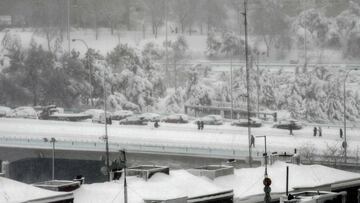 Vehicles are stuck on the M30 ringroad amid a heavy snowfall in Madrid on January 9, 2021. - Snowstorms across much of Spain left three people dead and caused chaos across much of the country, trapping motorists and closing the capital&#039;s air and rail