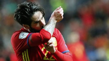 El centrocampista de la selecci&oacute;n espa&ntilde;ola de f&uacute;tbol Isco celebra tras marcar el cuarto gol ante Israel, durante el partido clasificatorio para el Mundial de Rusia 2018 disputado esta noche en el estadio de El Molin&oacute;n, en Gij&oacute;n.