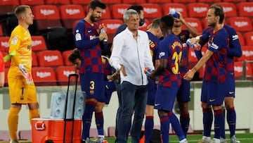 Soccer Football - La Liga Santander - FC Barcelona v Osasuna - Camp Nou, Barcelona, Spain - July 16, 2020  Barcelona coach Quique Setien with his players during the drinks break, as play resumes behind closed doors following the outbreak of the coronaviru