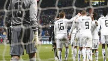 <b>UN VENDAVAL. </b>Caballero no pudo frenar anoche el aluvión de juego del Madrid y terminó recibiendo la mayor goleada de la Liga en el Bernabéu.