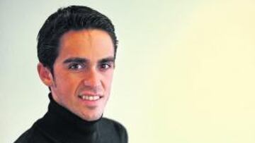 <b>EN L'ÉQUIPE. </b>Alberto Contador posó ayer en la redacción de L'Équipe en París con su trofeo Vélo d'Or.
