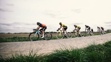 Stefan Bissegger, Christophe Laporte, Wout van Aert, Jasper Stuyven, Tadej Pogacar Mads Pedersen durante la 123.ª edición de la París-Roubaix.
