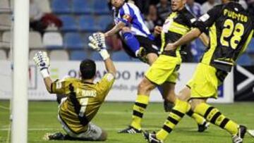 <b>TEMPRANERO. </b>Tote bate por el primer palo a Raúl Navas. Fue el primer tanto de la noche.