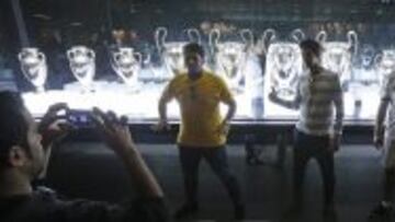 OBJETO DE DESEO. La Décima fue expuesta ayer en el museo del club y 4.000 madridistas se fotografiaron con ella.