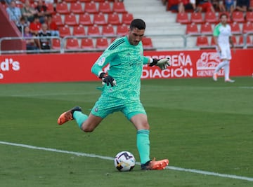 Sergio Herrera golpea el balón en el amistoso ante el Mirandés.