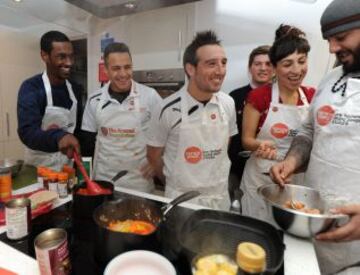 Alexis Sánchez, junto a Santi Cazorla, inauguraron un centro para indigentes en Soho, Londres.