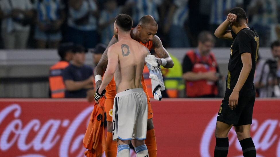 Curaçao goalkeeper reacts to receiving Messi’s shirt after 7-0 loss to ...