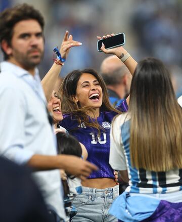 Antonela Roccuzzo, esposa de Messi, celebra la victoria argentina.