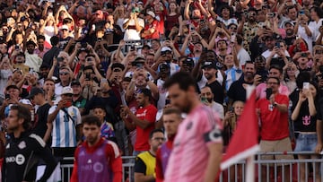 TORONTO, ONTARIO - SEPTEMBER 27: Fans take photos of Lionel Messi #10 of Inter Miami CF during the MLS match between Toronto FC and Inter Miami CF at BMO Field on September 27, 2025 in Toronto, Ontario. Michael Chisholm/Getty Images/AFP (Photo by Michael Chisholm / GETTY IMAGES NORTH AMERICA / Getty Images via AFP)
