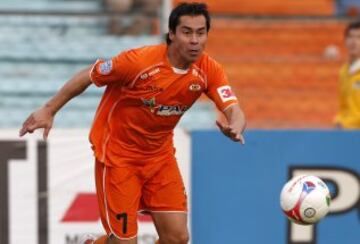 En su carrera brilló en Cobreloa, donde en 2004 se consagró como máximo goleador del mundo, con sus 42 tantos. También jugó en la U, Atlante de México y la Selección. Tras el retiro se alejó del mundo del fútbol.