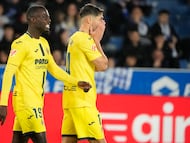 Vitoria-Gasteiz, 13/03/2026.- El centrocampista del Villarreal, Santi Comesaña (d), se lamenta de una ocasión fallada durante el encuentro correspondiente a la jornada 28 de Laliga EA Sports que disputan este viernes Alavés y Villarreal en el estadio de Mendízorrotza, en Vitoria. EFE / ADRIAN RUIZ HIERRO.