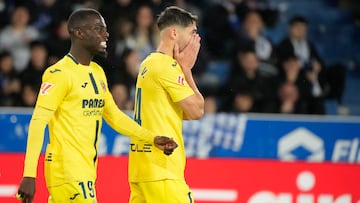 Vitoria-Gasteiz, 13/03/2026.- El centrocampista del Villarreal, Santi Comesaña (d), se lamenta de una ocasión fallada durante el encuentro correspondiente a la jornada 28 de Laliga EA Sports que disputan este viernes Alavés y Villarreal en el estadio de Mendízorrotza, en Vitoria. EFE / ADRIAN RUIZ HIERRO.