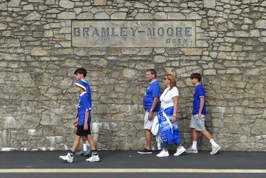 Aficionados del Everton en los alrededores del Hill Dickinson Stadium antes del inicio del duelo entre el Everton y el Brighton & Hove Albion.