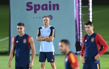 Luis Enrique dirige un entrenamiento en Doha.