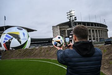 Berlin (Germany), 15/11/2023.- A man takes a picture of the official match ball of the UEFA Euro 2024 during a special event in Berlin, Germany, 15 November 2023. Germany will host the UEFA Euro 2024 tournament from 14 June to 14 July 2024. (Alemania) EFE/EPA/FILIP SINGER