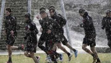 <b>COPOS EN TAJONAR. </b>Los hombres de Mendilibar se ejercitaron cubiertos de nieve.