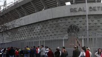 <b>ENORMES COLAS. </b>El Benito Villamarín podría colgar el 'No hay billetes' para recibir al Real Madrid.