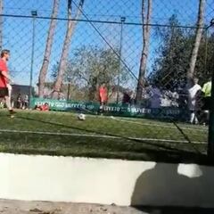 Totti demuestra que la calidad jamás se pierde: golazo de falta en un partido de fútbol 7