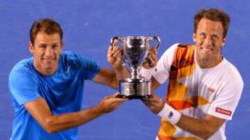 El polaco Lukasz Kubot (izquierda) y el sueco Robert Lindstedt muestran su trofeo tras la victoria en dobles en Open de Australia. 