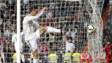 ENFADO. Cristiano Ronaldo busca desesperadamente aumentar su registro goleador.