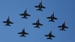 Aviones del Ejército del Aire durante el acto solemne de homenaje a la bandera nacional y desfile militar en el Día de la Hispanidad.