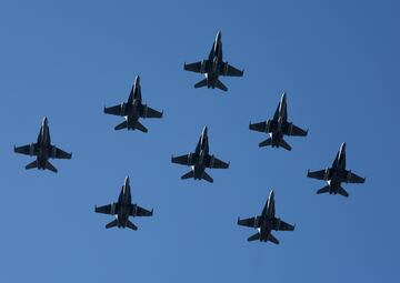 Aviones del Ejército del Aire durante el acto solemne de homenaje a la bandera nacional y desfile militar en el Día de la Hispanidad.