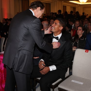 Rafael Nadal saluda al exfutbolista francés,  Raphaël Varane, durante la Gala de los Premios AS 2025.