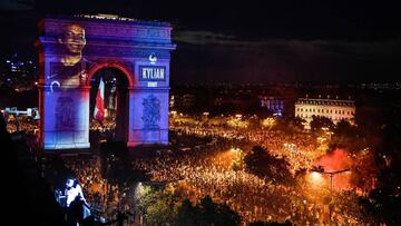 Una imagen de Mbapp&eacute; se proyect&oacute; sobre el Arco del Triunfo durante la celebraci&oacute;n del t&iacute;tulo mundial de Francia.