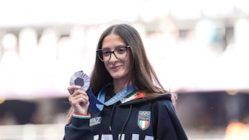 La italiana Nadia Battocletti con la medalla de plata.