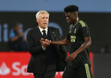 Ancelotti choca con Tchouameni, tras un partido en Balaídos.