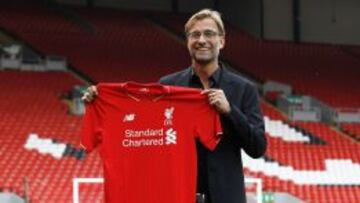 Jurgen Klopp posa con la camiseta del Liverpool en el césped de Anfield.