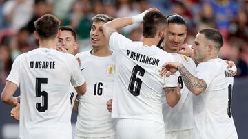 Darwin Núñez celebra con sus compañeros de Uruguay uno de los goles en amistoso ante México