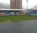 El Eibar protege su terreno de juego ante la lluvia