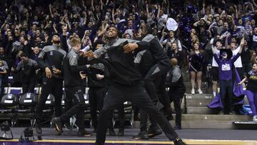 Vic Law, jugador de los Wildcats de Northwestern, celebra la primera inclusi&oacute;n de universidad en el March Madness de la NCAA por primera vez en 78 a&ntilde;os.