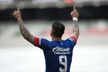 El atacante de Cruz Azul ha mostrado su olfato goleador en cada uno de los clubes mexicanos en los que ha militado. Nunca vistió los colores de la albiceleste, por lo cual puede representar a México si es que lo decide. Llegó a la Liga MX en enero de 2016 para Dorados, por lo que en 2021 podría vestirse de verde a los 32 años.