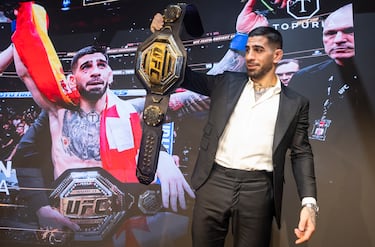 Ilia Topuria muestra el cinturón de campeón de la UFC en la rueda de prensa en el Hotel Rosewood Villa Magna.