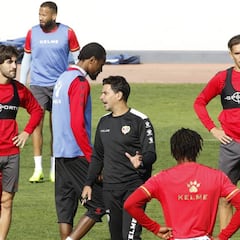 Velázquez entra en la lista contra el Barça; se cae Akieme