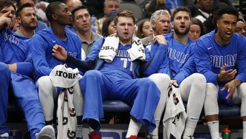 Luka Doncic, en el banquillo junto a sus compa&ntilde;eros durante un partido de los Dallas Mavericks