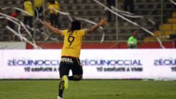 Ismael Blanco celebra el gol con la camiseta del Barcelona. 