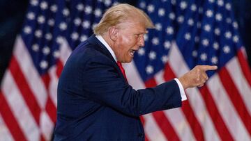 Republican presidential nominee and former U.S. President Donald Trump gestures during a rally with his vice presidential running mate U.S. Senator JD Vance in St. Cloud, Minnesota, U.S., July 27, 2024. REUTERS/Carlos Osorio TPX IMAGES OF THE DAY