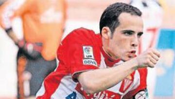 <b>FELIZ GOLEADOR. </b>Omar se besó repetidas veces la muñeca de su mano derecha después de conseguir un golazo de chilena.