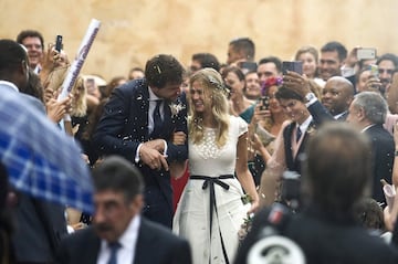 El jugador de baloncesto del Real Madrid Sergio Llull y su novia Almudena Cánovas han pronunciado hoy el "sí quiero" en una ceremonia religiosa celebrada en la iglesia de Santa María de Mahón, en el centro histórico de la ciudad de Mahón. 