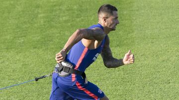 Vitolo, en la sesión del Atlético de ayer, en el Cerro del Espino, trabajando con elásticos con peso en un ejercicio del ‘Profe’ Ortega.