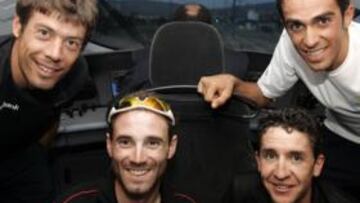 <b>EN EL AVE. </b>Las estrellas del ciclismo español en la Vuelta, Freire, Valverde, Sastre y Contador, posaron así en el AVE que los llevó el jueves de Toledo a Lleida.