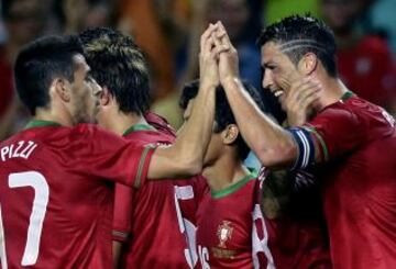 Partido Portugal - Holanda. Cristiano Ronaldo celebra un gol con Pizzi.