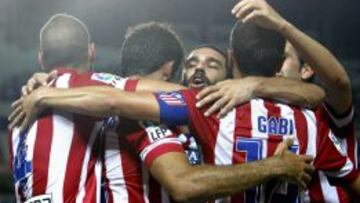 Los jugadores del Atlético de Madrid felicitan al delantero brasileño Diego Costa tras marcar ante el Sevilla.