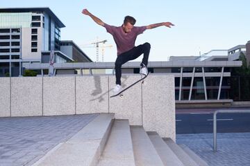 Sin duda, el skateboarding cada vez se está volviendo más popular en el mundo. Es un deporte que consiste en deslizarse sobre una tabla con ruedas y a su vez poder realizar diversidad de trucos, gran parte de ellos elevando la tabla del suelo y haciendo figuras con ella en el aire. Fue inventado en 1963 en Santa Monica, California, Estados Unidos, por Mickey Muñóz, Phil Edwards y Fabián Dixon.
