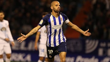 Yuri, de la Ponferradina, celebra uno de sus tantos contra el Deportivo.