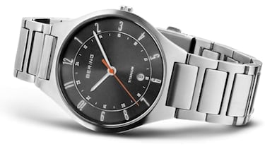 Este reloj pering de titanio se ha vuelto exitoso entre los hombres: se reduce en 61 euros y proporciona todo